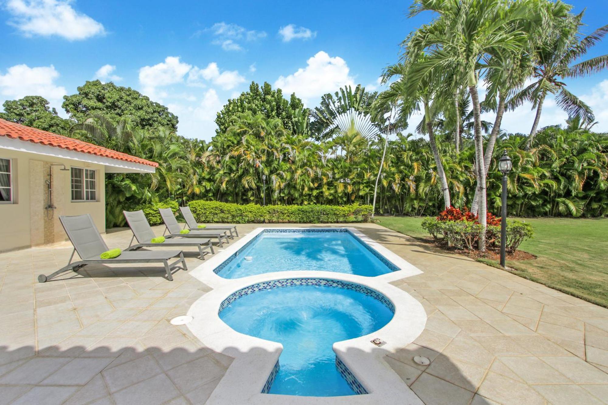 Villa Amazing In With Included In Price Maid And Waiter