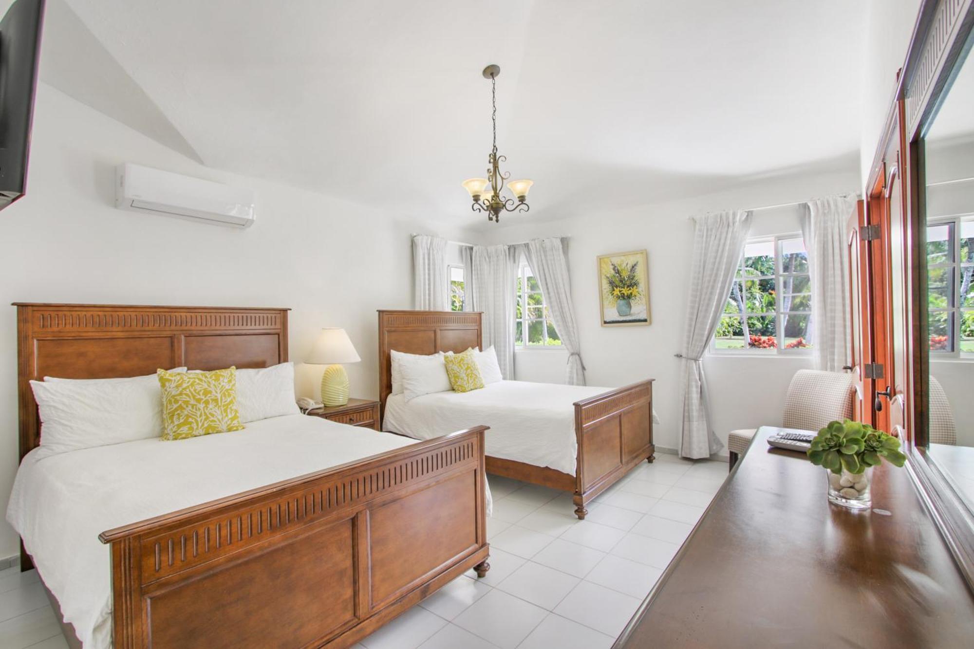 Amazing In With Included In Price Maid And Waiter Villa *