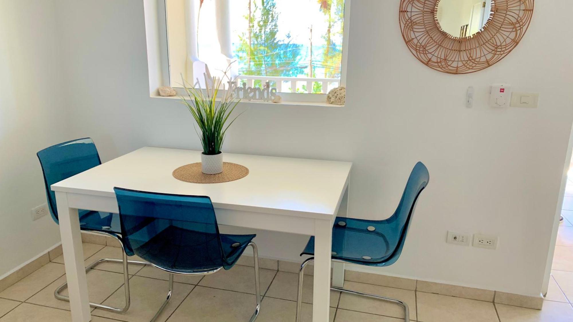 Beachfront Unit With Stunning Sunsets And Starlink Internet ! Holiday home