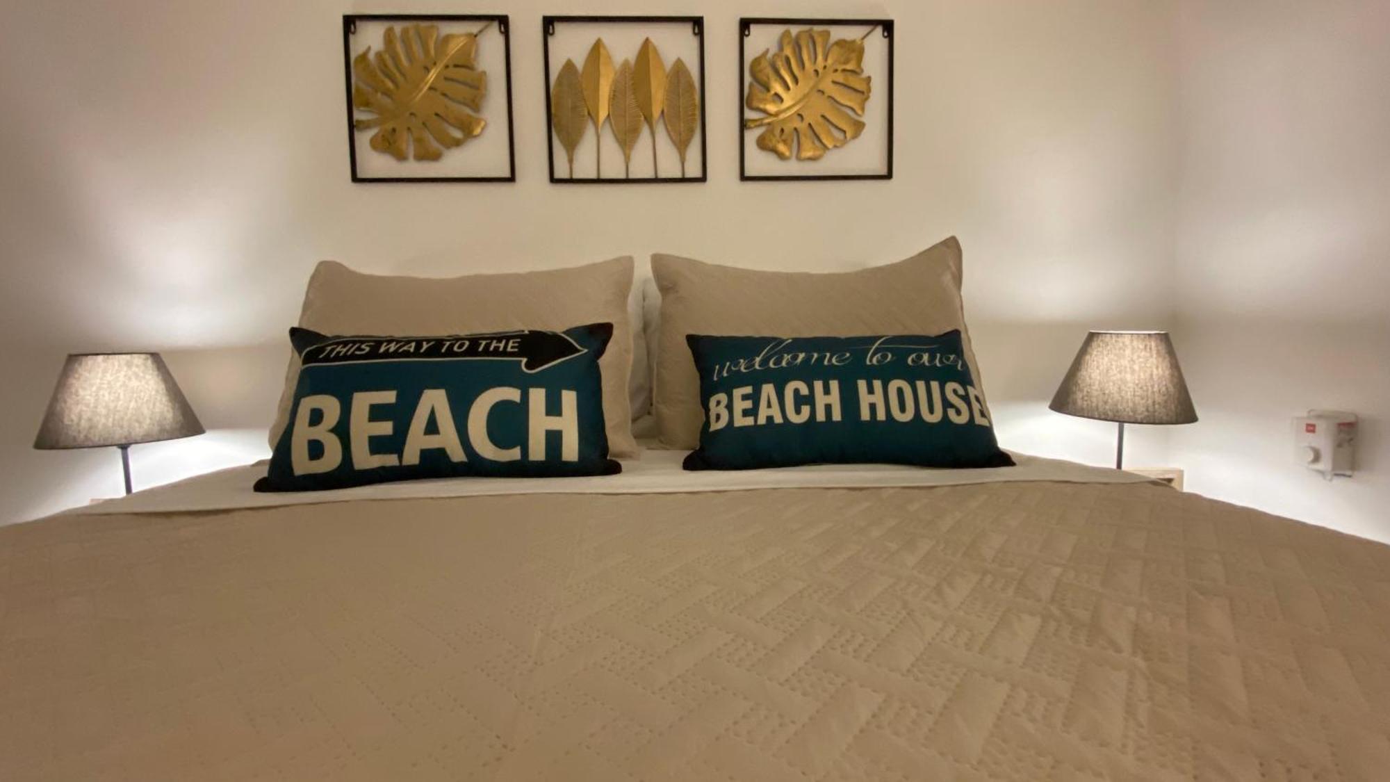 Beachfront Unit With Stunning Sunsets And Starlink Internet ! Holiday home