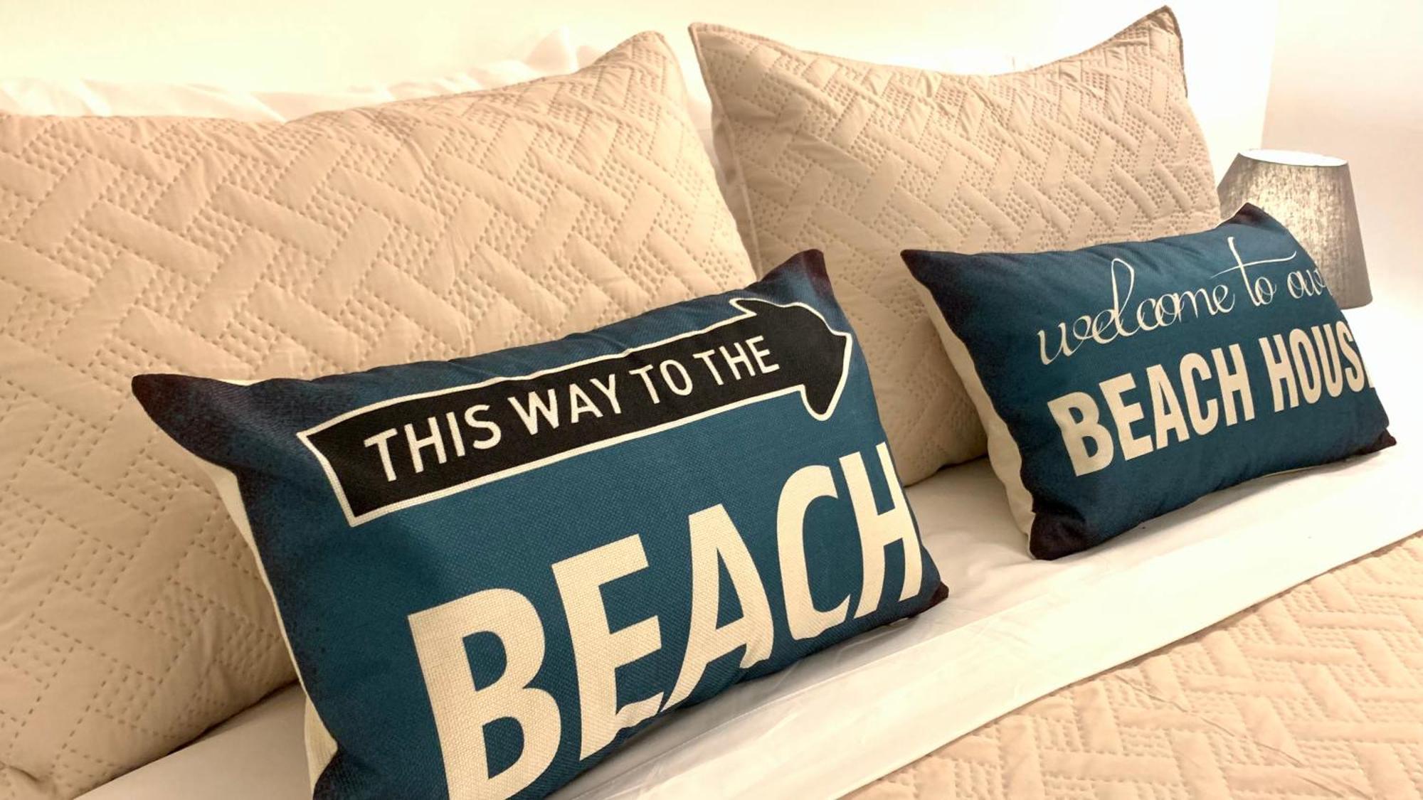 Beachfront Unit With Stunning Sunsets And Starlink Internet ! Holiday home