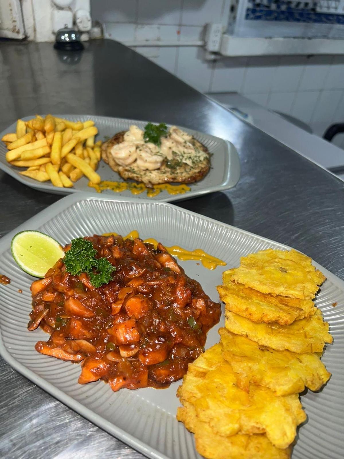 El Cayuco Restaurant