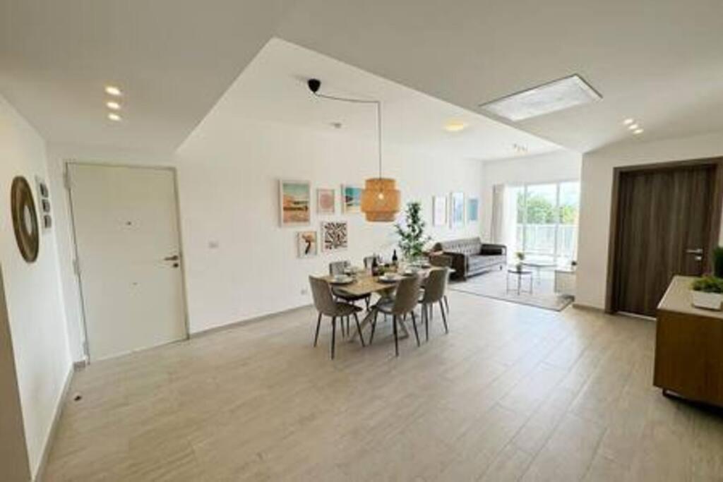 Brand New And Golf In Apartment