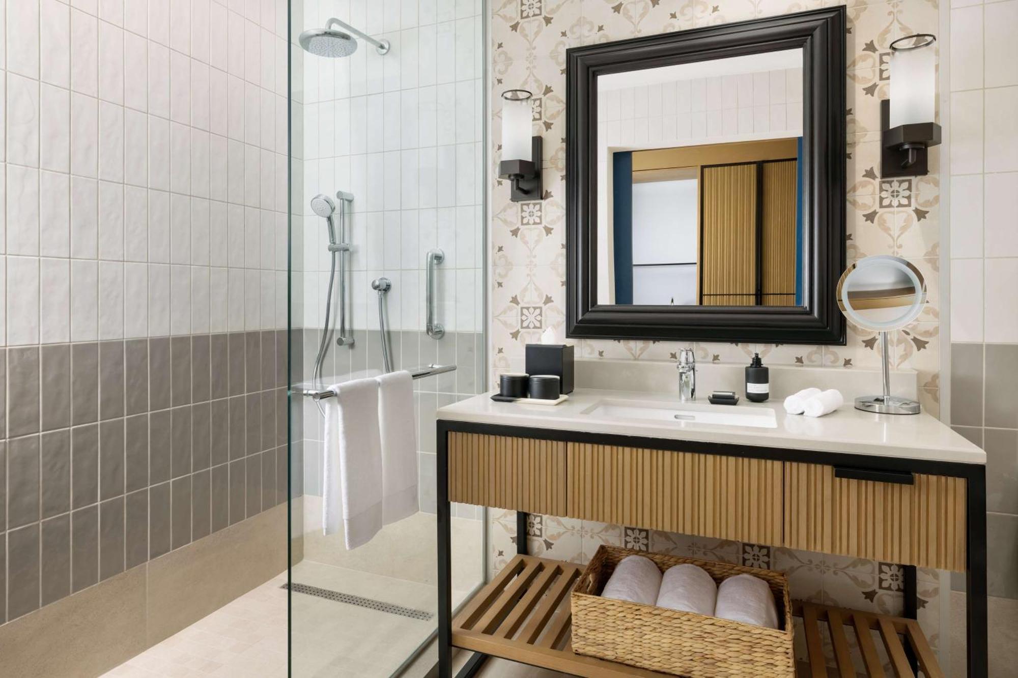 Hotel Santiago, Curio Collection By Hilton