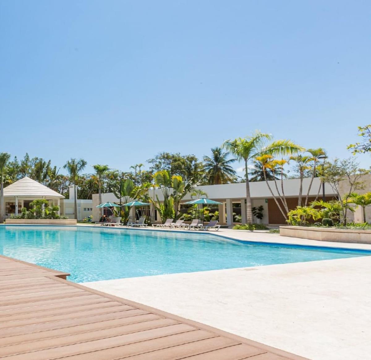 Pop Sol Plata Lux Golf Check Us Out Apartment