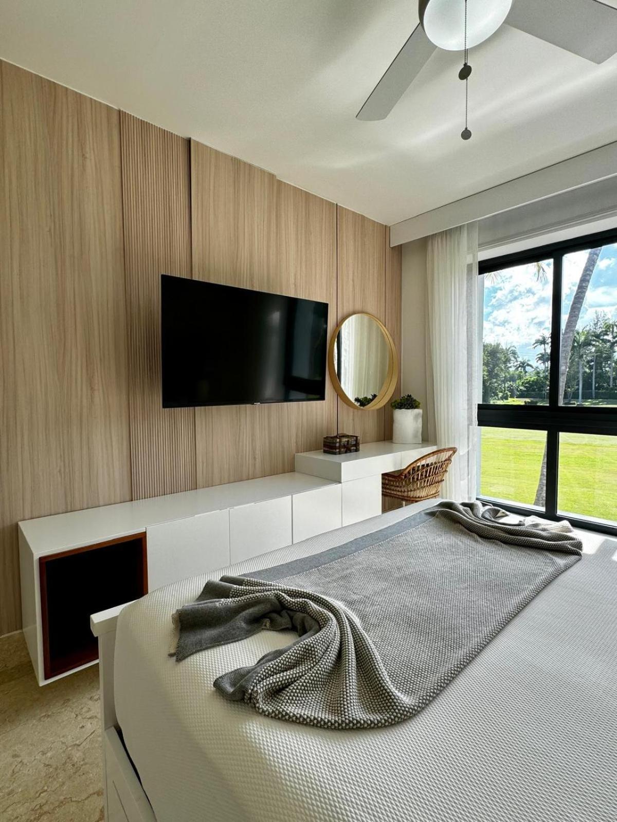 Pop Sol Plata Lux Golf Check Us Out Apartment