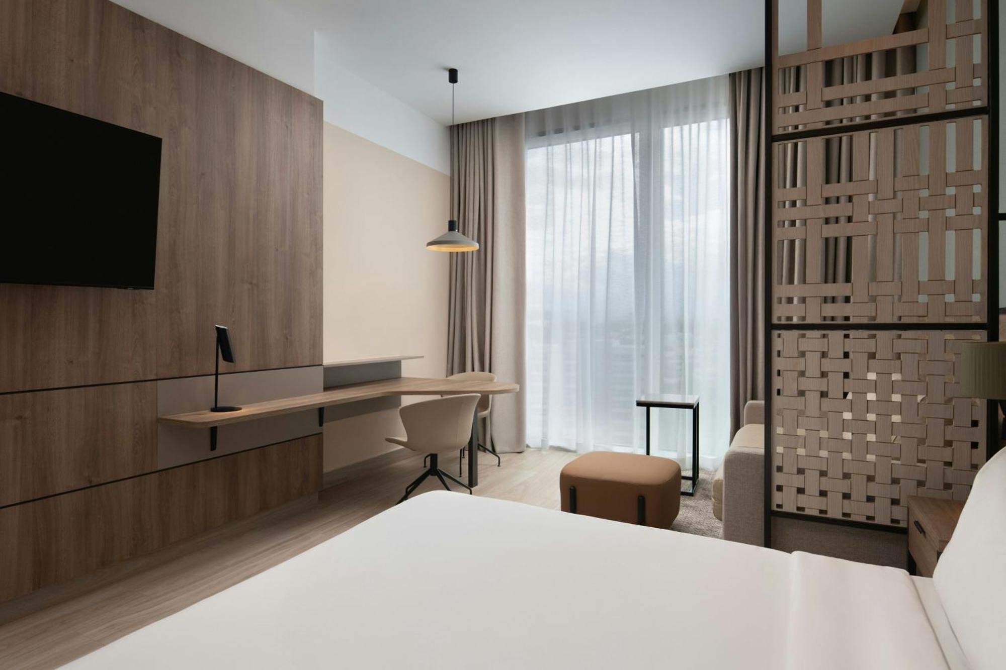 By Marriott Santiago De Caballeros Hotel