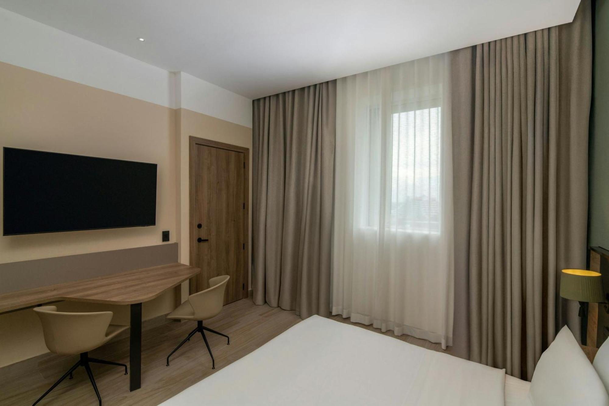 Hotel By Marriott Santiago De Caballeros *