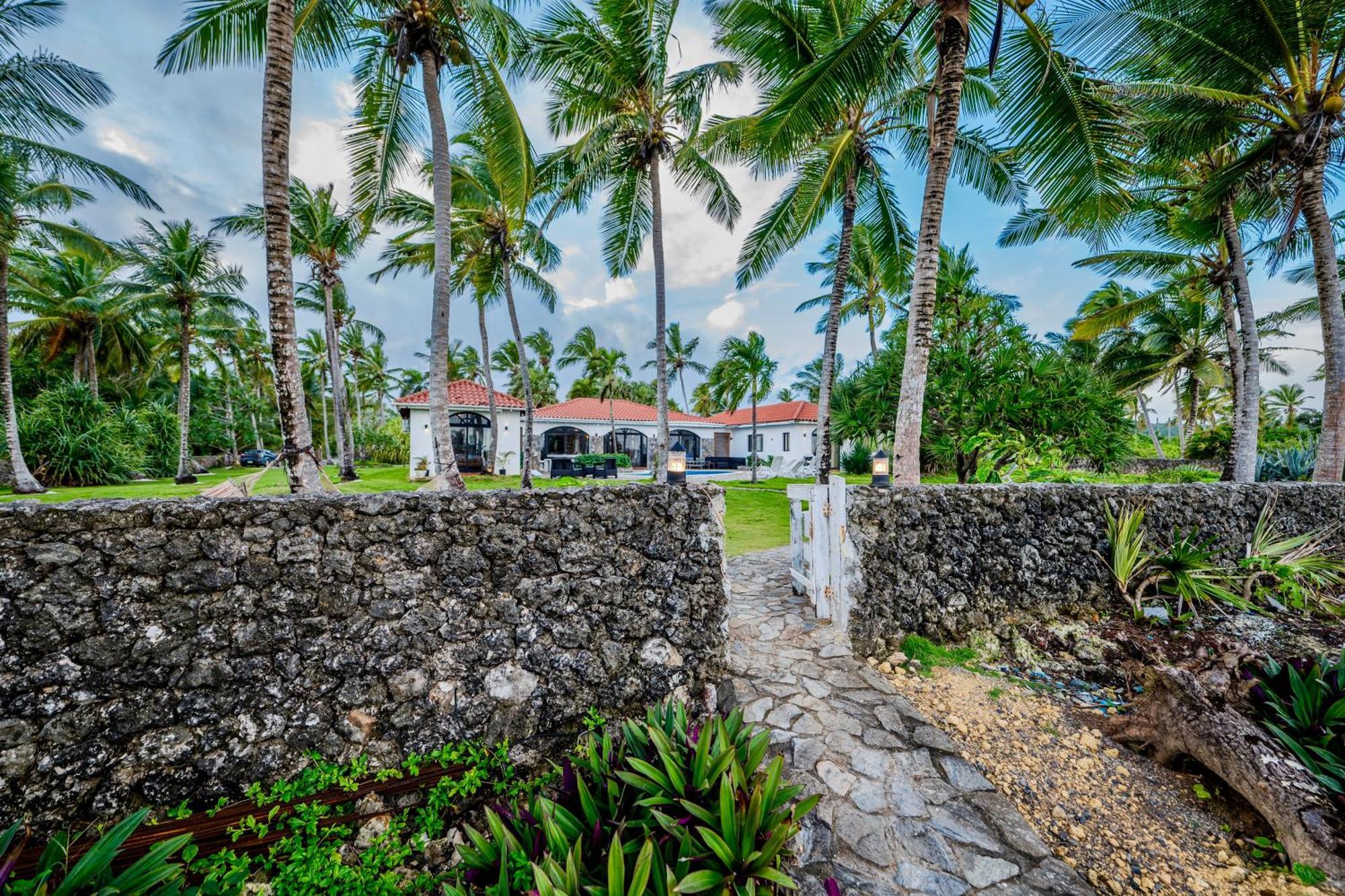 Palm House - Luxury - Samana - Ocean Front Villa Sanchez