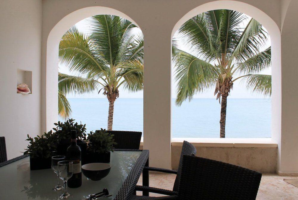 Beach Hotel *
