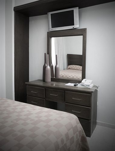 Century Plaza Hotel 3*