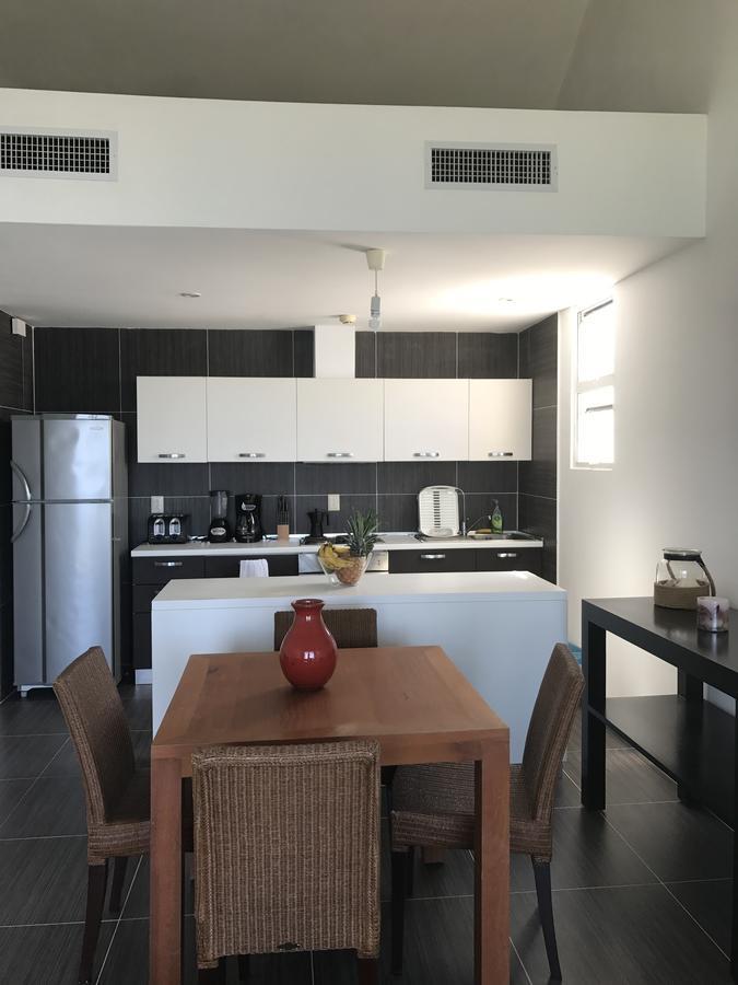 Vista Mare Ocean View Floor Condo, Aparthotel