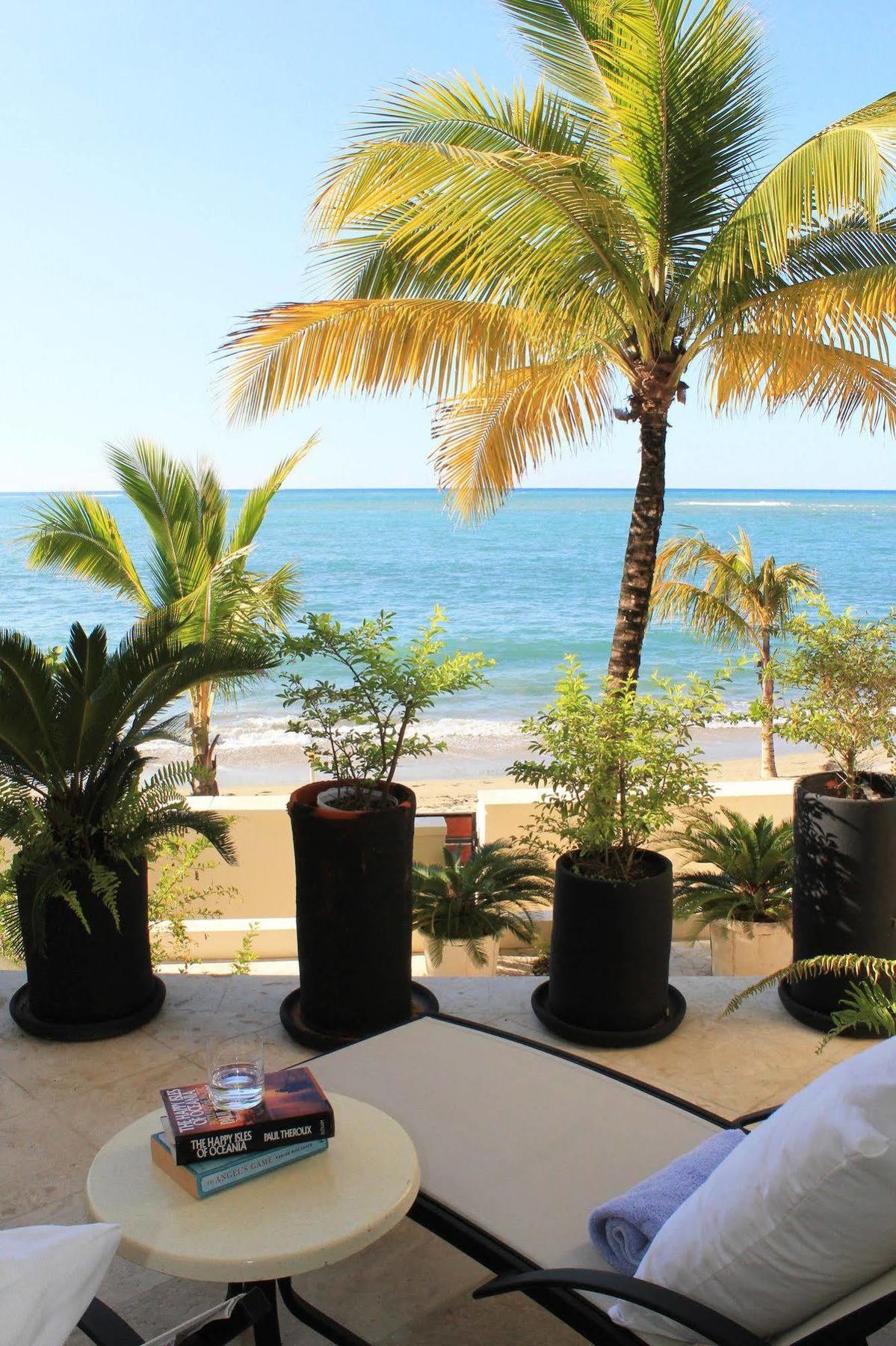 Beach Hotel *