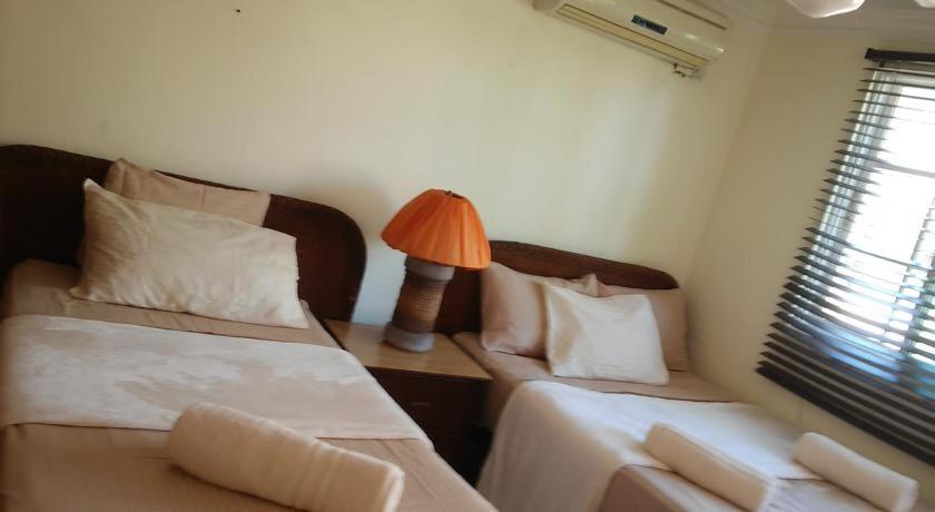 Larimar Beach Bed & Breakfast *