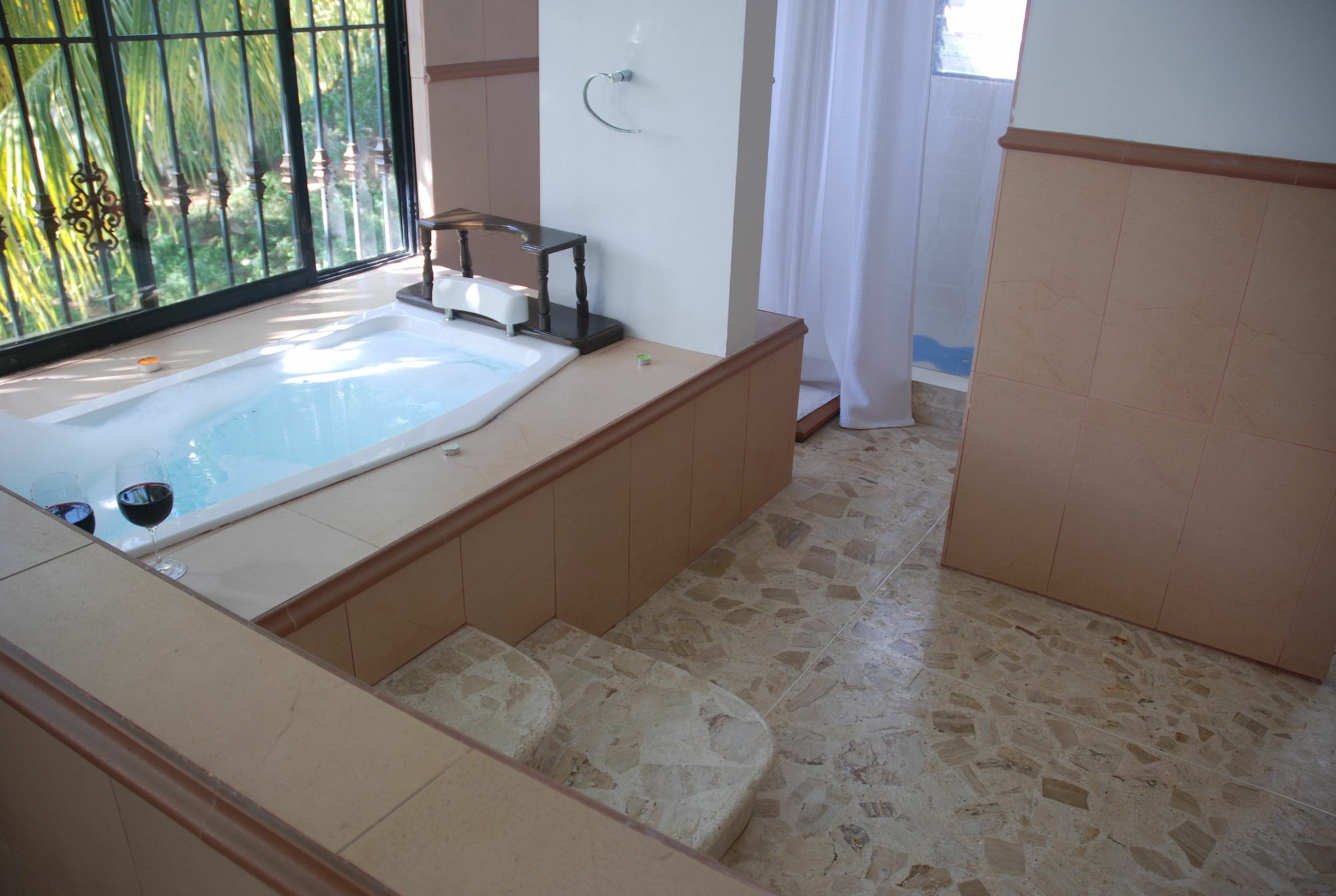 E And J Boutique Residences *