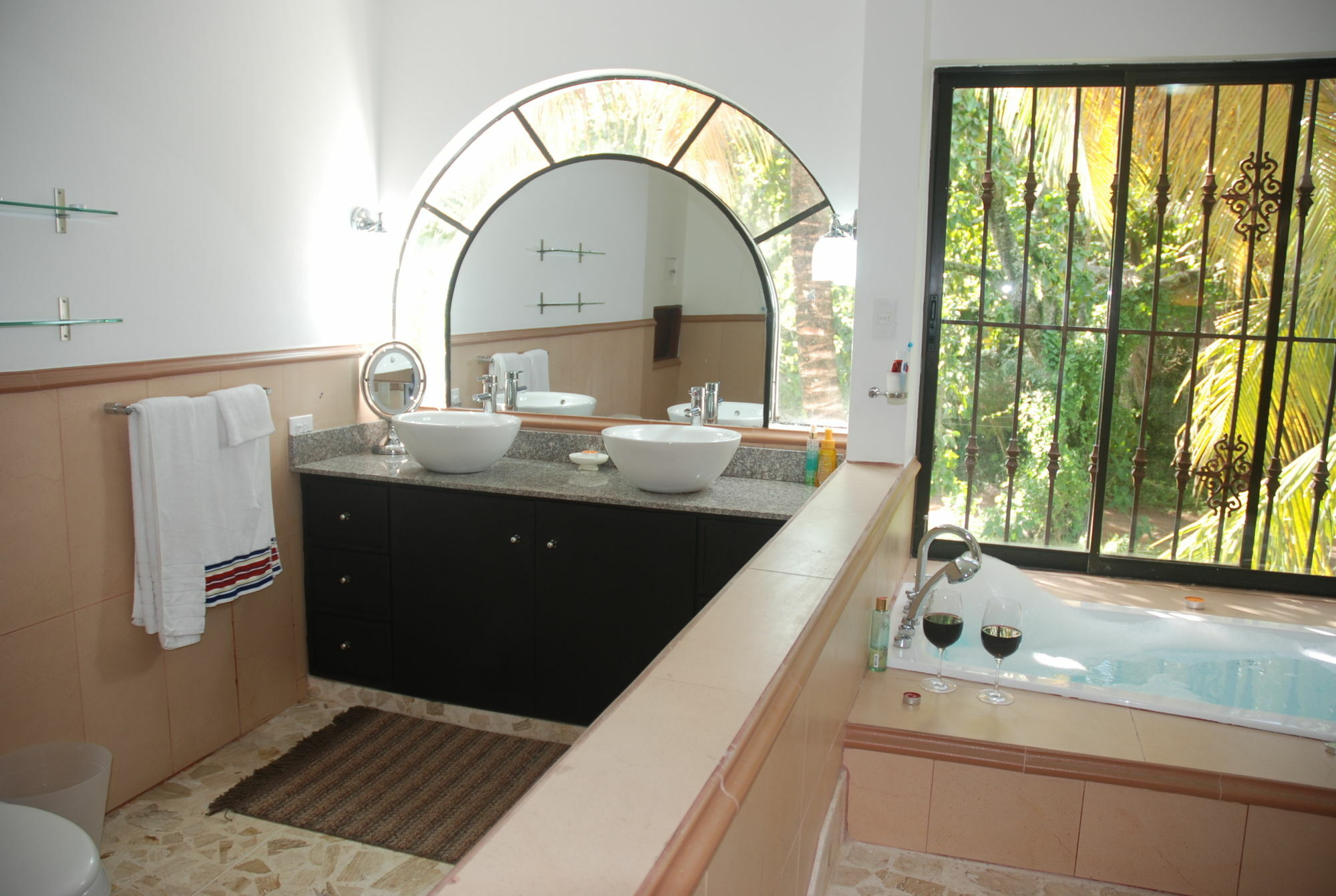 E And J Boutique Residences *