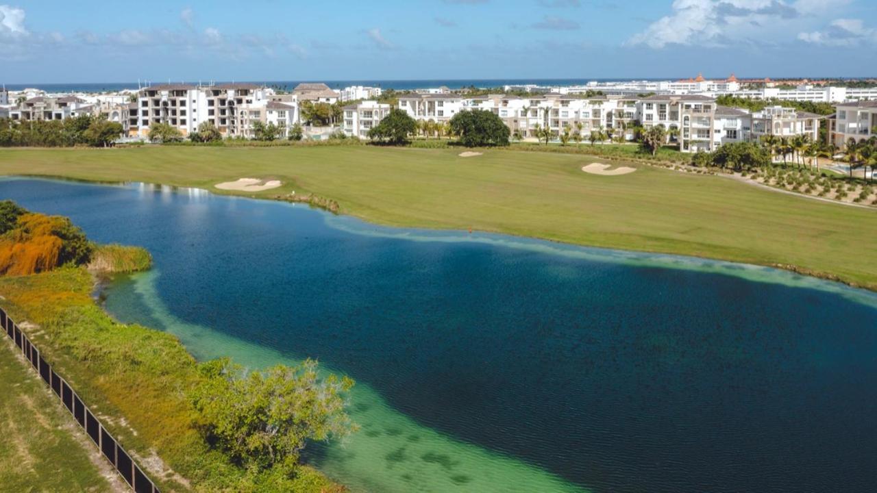 Beachside Oasis: Pool Views And Casino Access Apartment