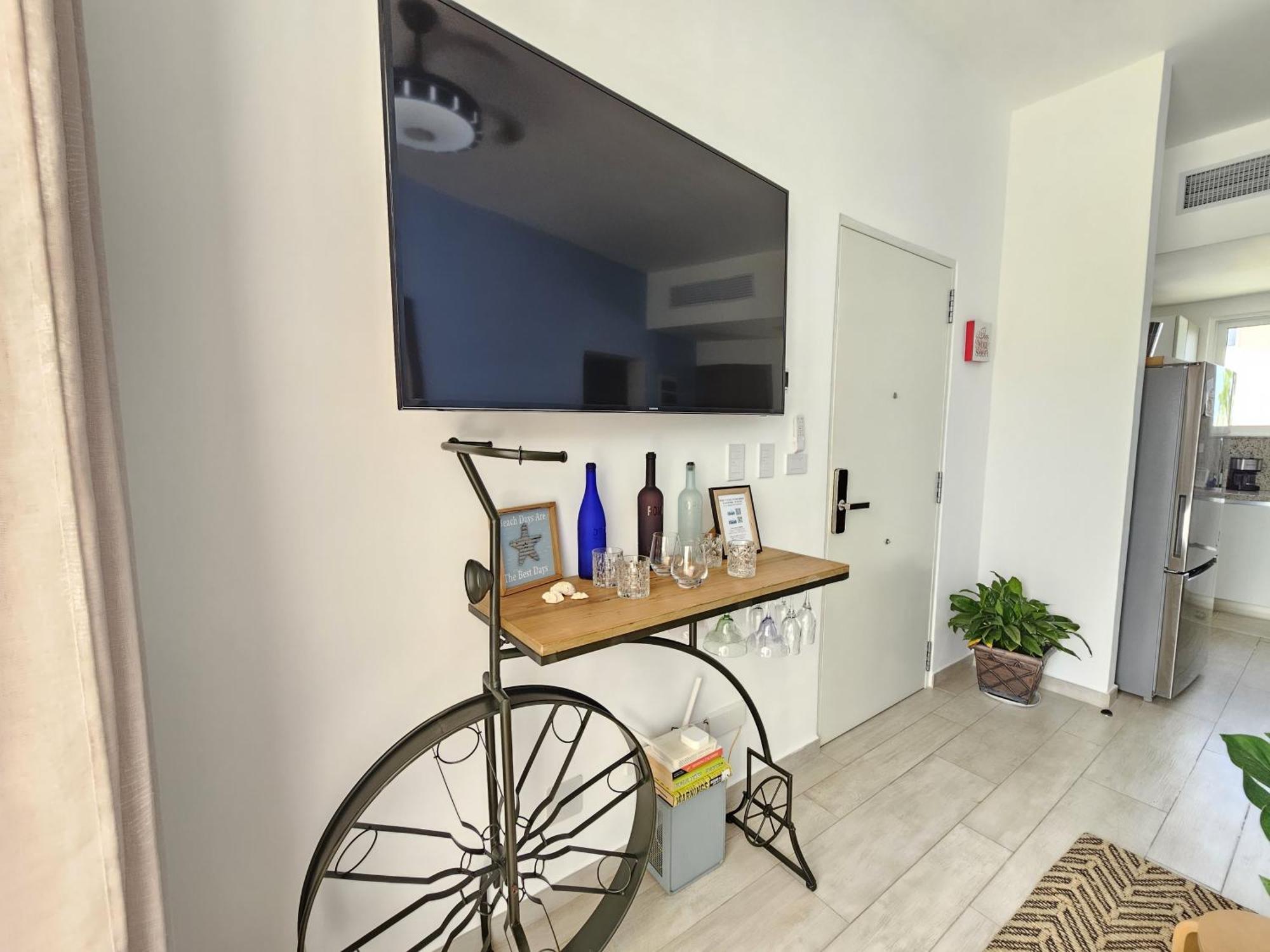Beachside Oasis: Pool Views And Casino Access Apartment