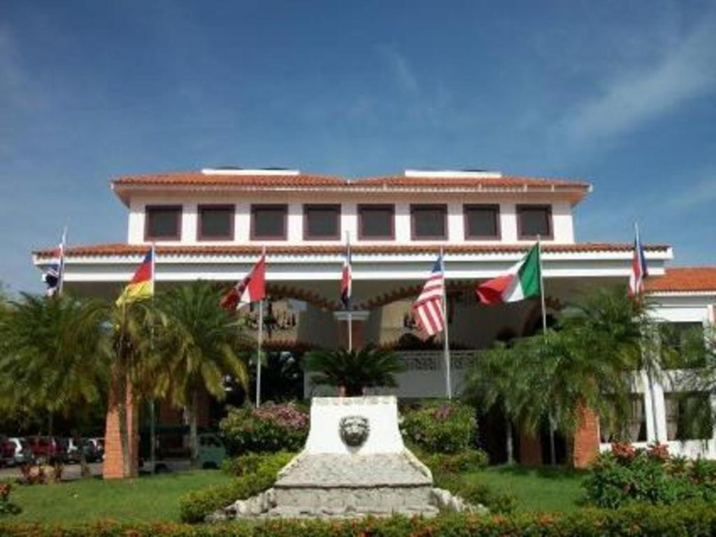 Hotel Celuisma Playa Dorada 4*