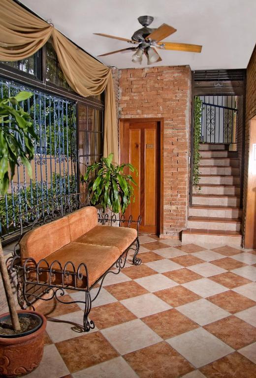 Carey House 3*