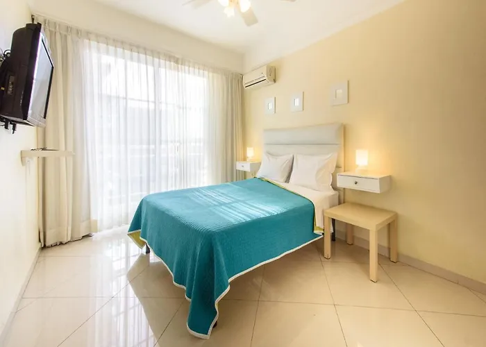 Hotel Shakey