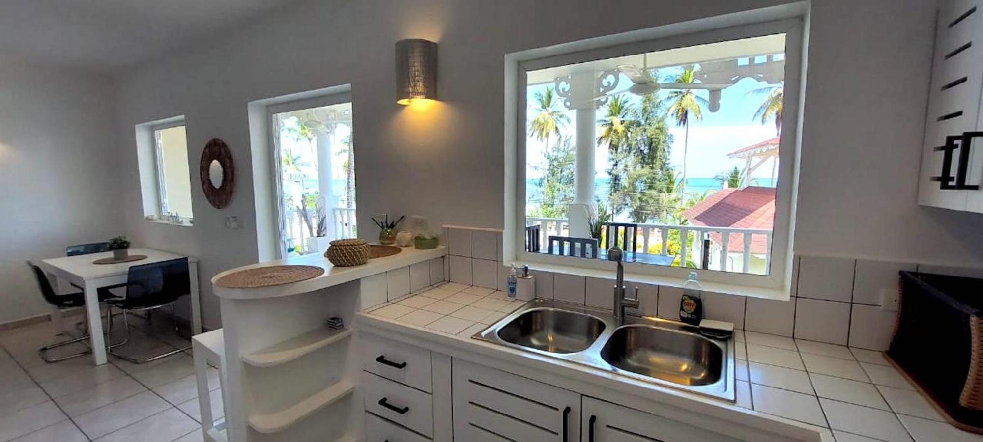 Holiday home Beachfront Unit With Stunning Sunsets And Starlink Internet !