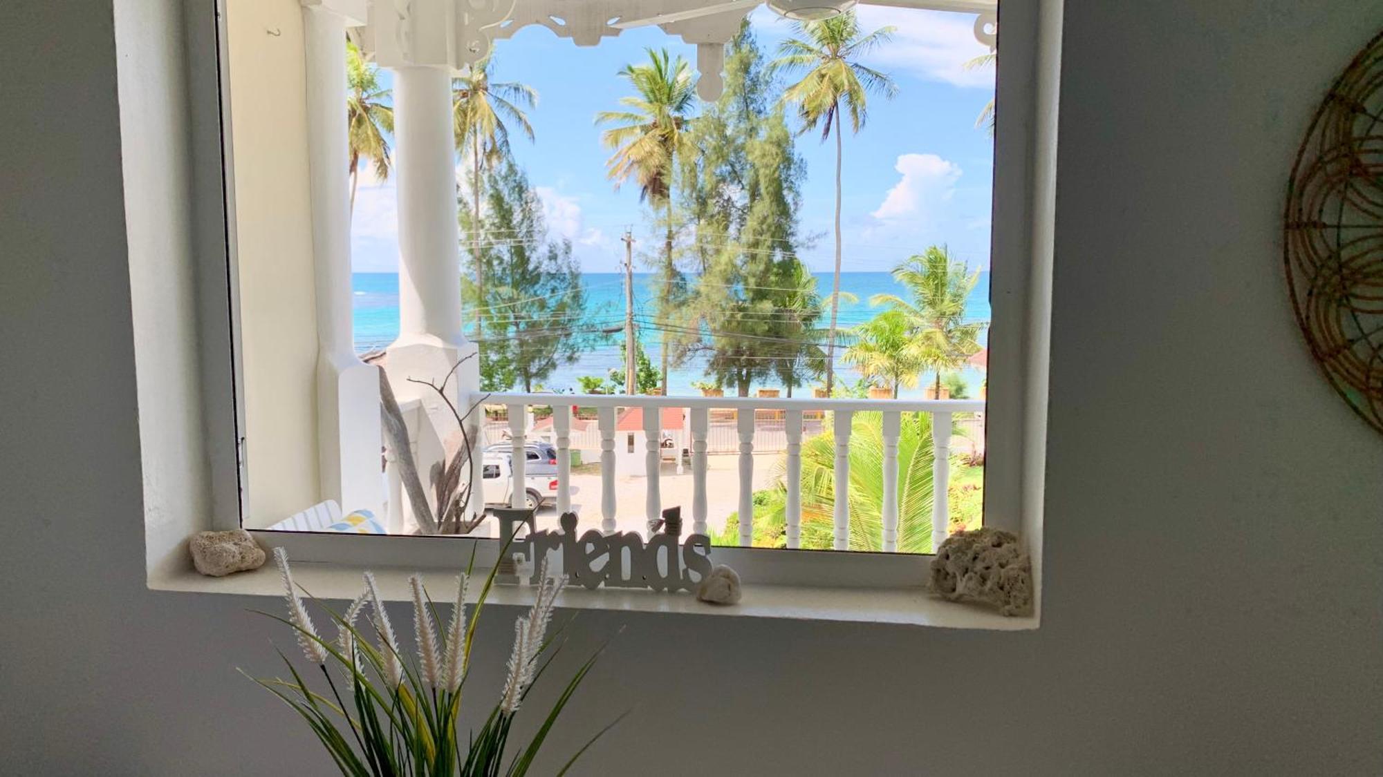 Holiday home Beachfront Unit With Stunning Sunsets And Starlink Internet ! *