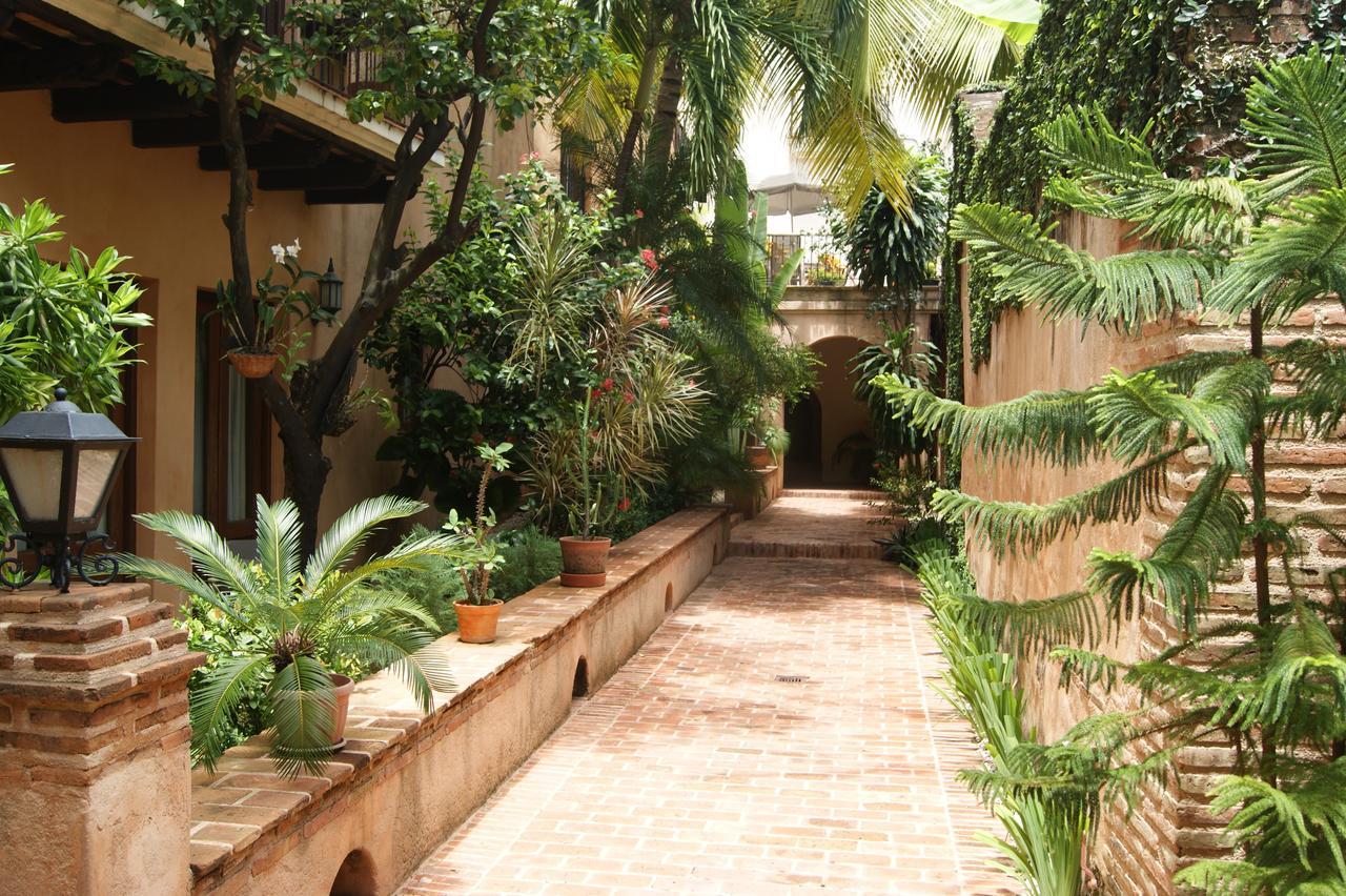 Paseo Colonial *