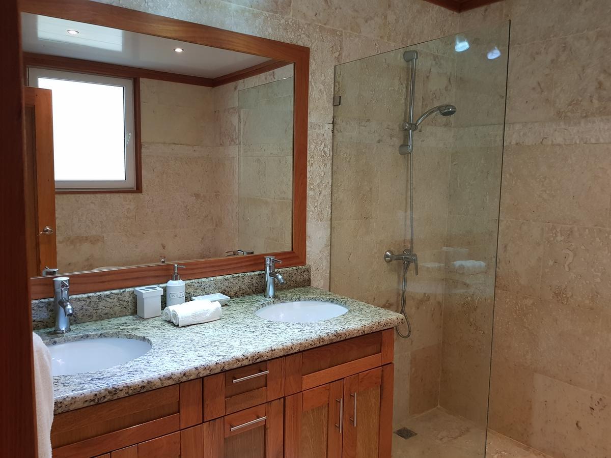 Luxury Oceanview 2 Br/2.5 Ba Apartment