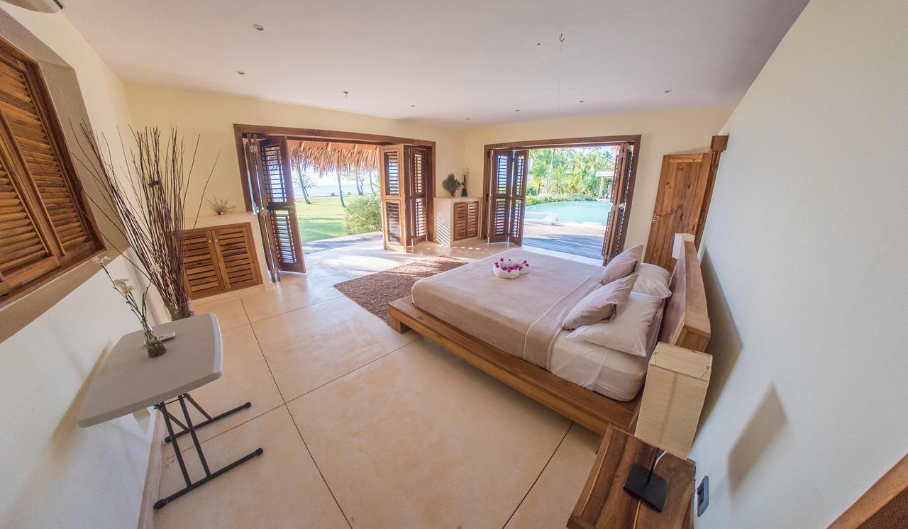 Beachfront Luxury Villa *